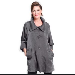 Damee Swing Jacket Size XL Silver Shimmer Collared 3/4 Sleeve Button Pockets